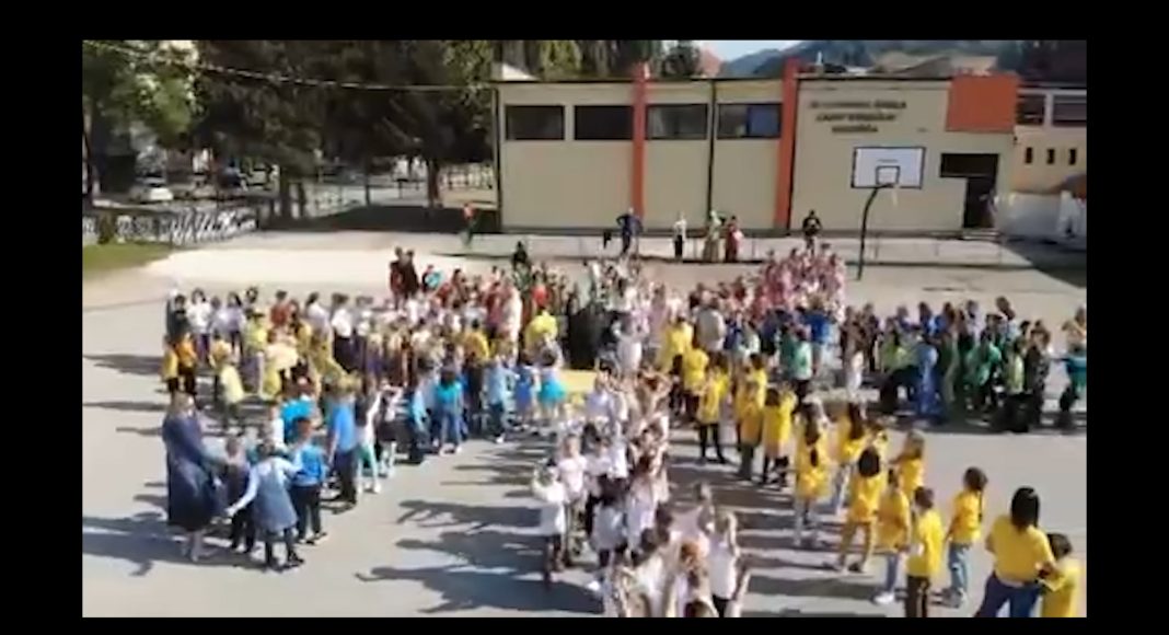1696681405_UCENICI-NIZIH-RAZREDA-OS-ZAHID-BARUCIJA-OBILJEZILI-DJECJU-NEDJELJU.jpg