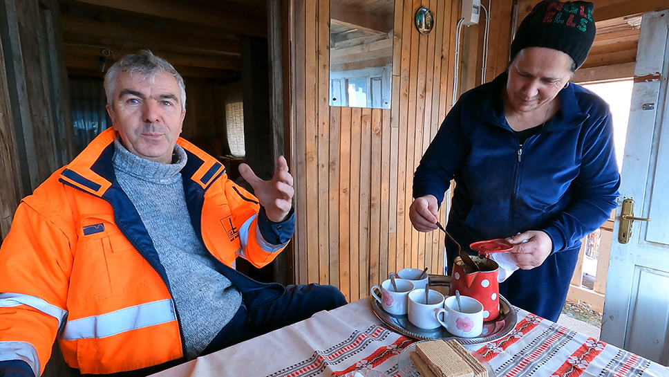 umjesto jednog metra snijega na Prokoškom jezeru vade repu i kupaju se - flash.ba