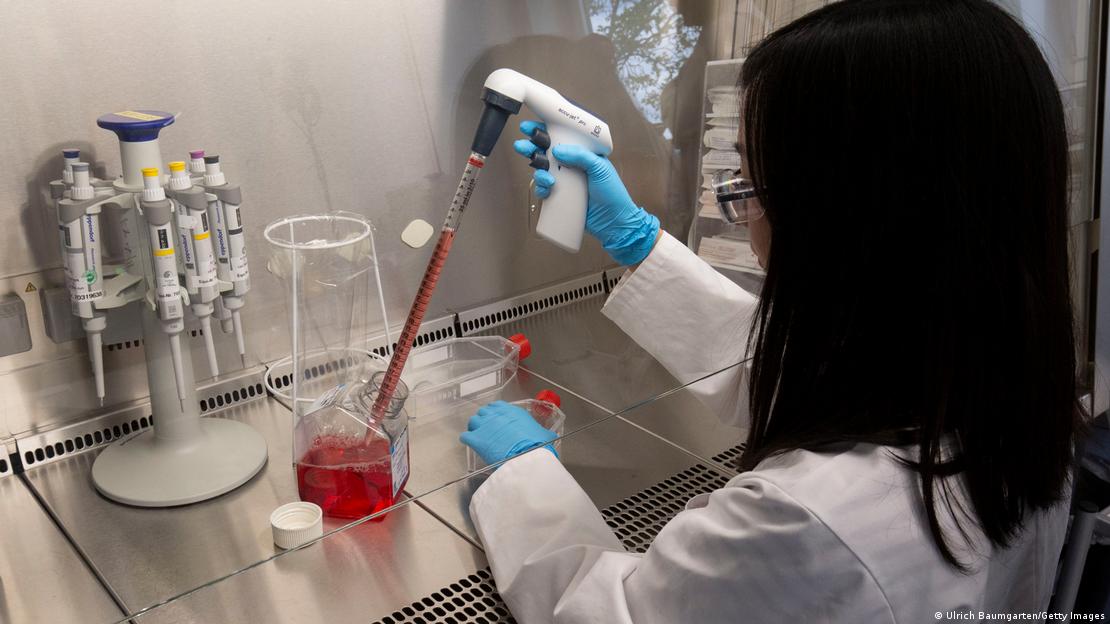 Žena u laboratoriju Žena u laboratoriju