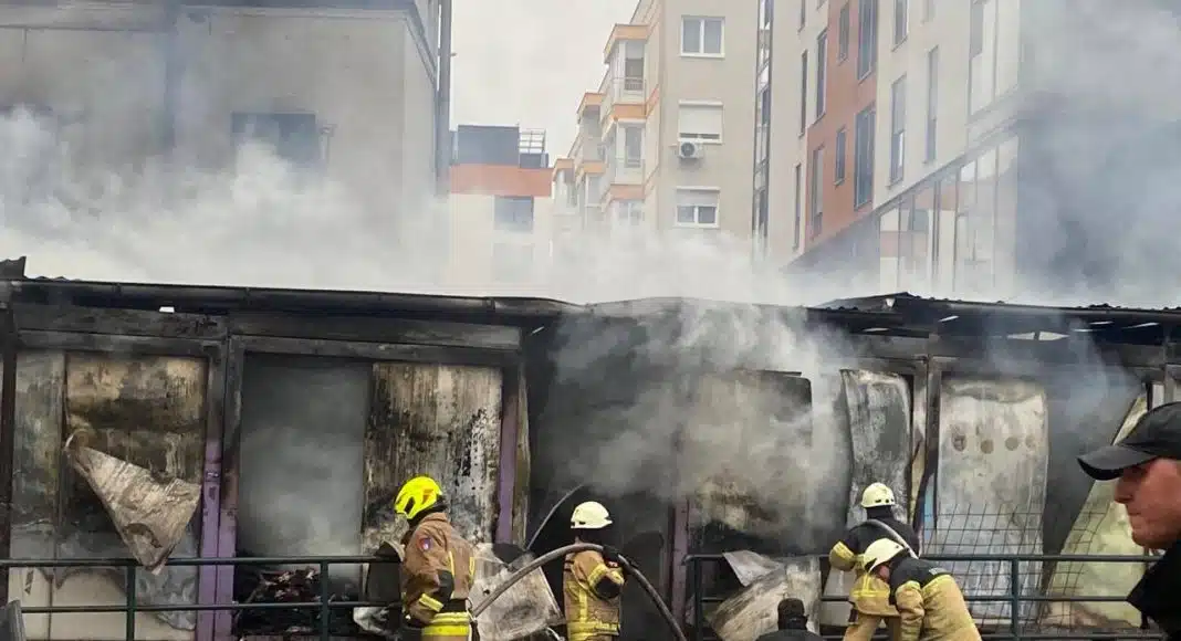 FOTO i VIDEO Pogledajte borbu vatrogasaca sa požarom na pijaci
