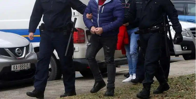 Majka zvala policiju zbog obiteljskog nasilja, otac i sinovi tukli