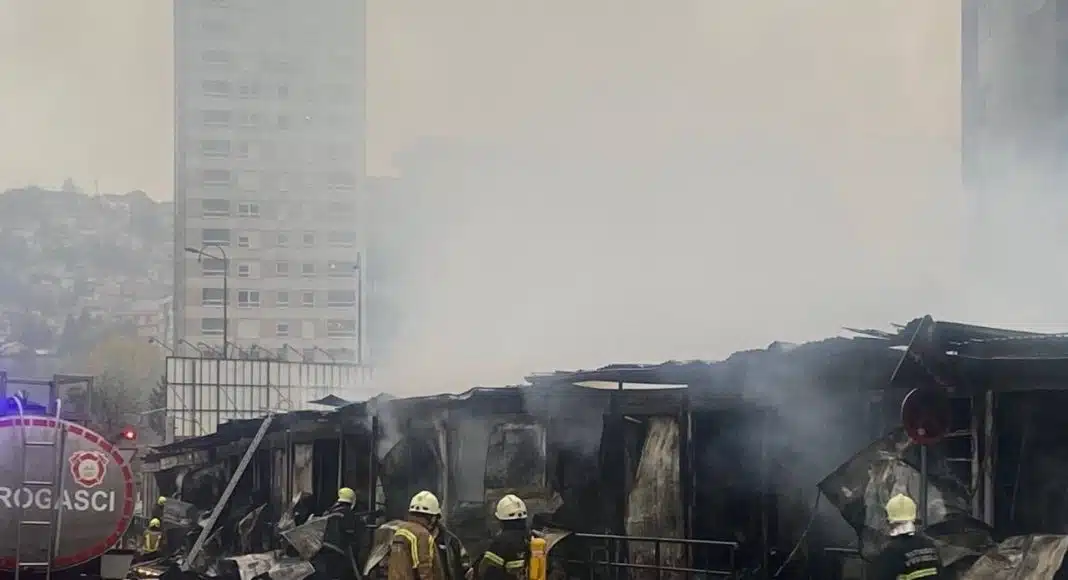Požar na pijaci Kvadrant lokaliziran, vatrogasci pokušavaju likvidirati vatru