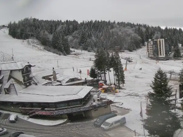 Snijeg stigao i u BiH: Bijeli prekrivač prekrio vrhove planina