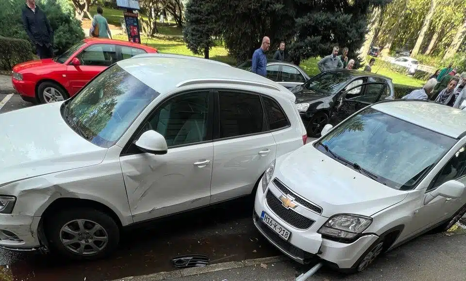 Sudarila se tri auta, nastradao i saobraćajni znak