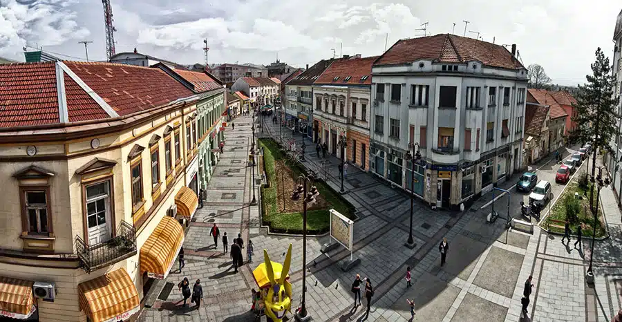 BRČAK ŠAKAMA I NOGAMA TUKAO ŽENU I MALOLJETNU KĆERKU, ZAKLJUČAVAO