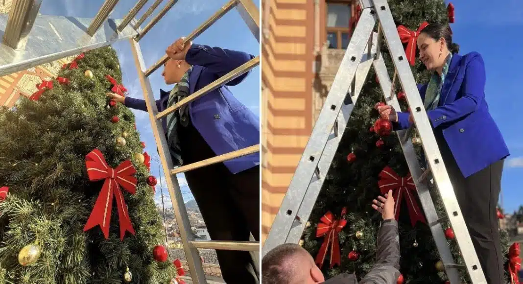 Benjamina Karić pomogla u kićenju jelke ispred Vijećnice: