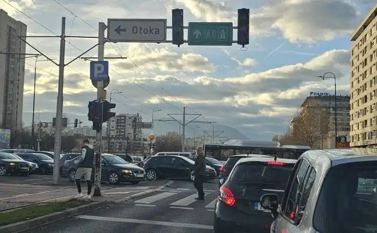 Ogromne gužve u Sarajevu, pokvaren semafor na jednoj od najprometnijih