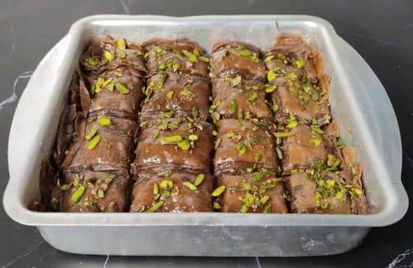 ČOKOLADNA BAKLAVA SA DOMAĆIM KORAMA Poslastica natopljena mirisnim sirupom