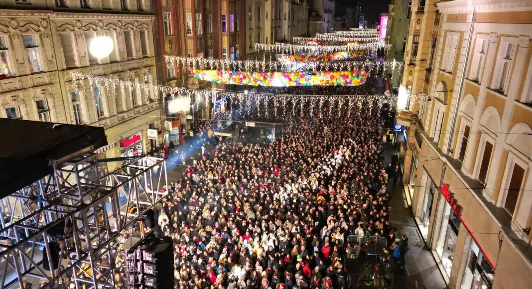 Javni doček ispred Vječne vatre: Sarajlije i brojni turisti ušli