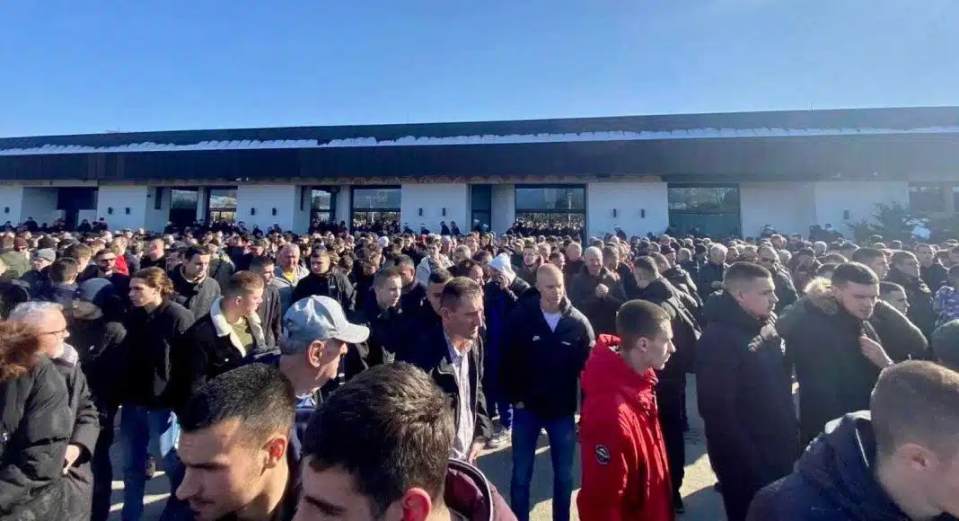 Rijeka ljudi na dženazi ubijenom mladiću Farisu Pendeku (19)