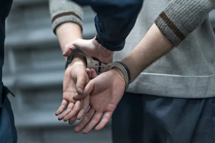 UHAPŠENI POLICAJAC OMOGUĆAVAO KĆERKI DA PRODAJE DROGU, SUD MU ODBIO
