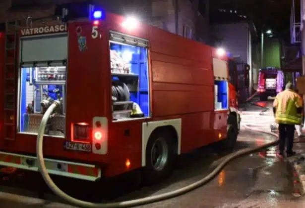 Vatrogasci u novogodišnjoj noći intervenirali 14 puta: Gasili zapaljeno drvo