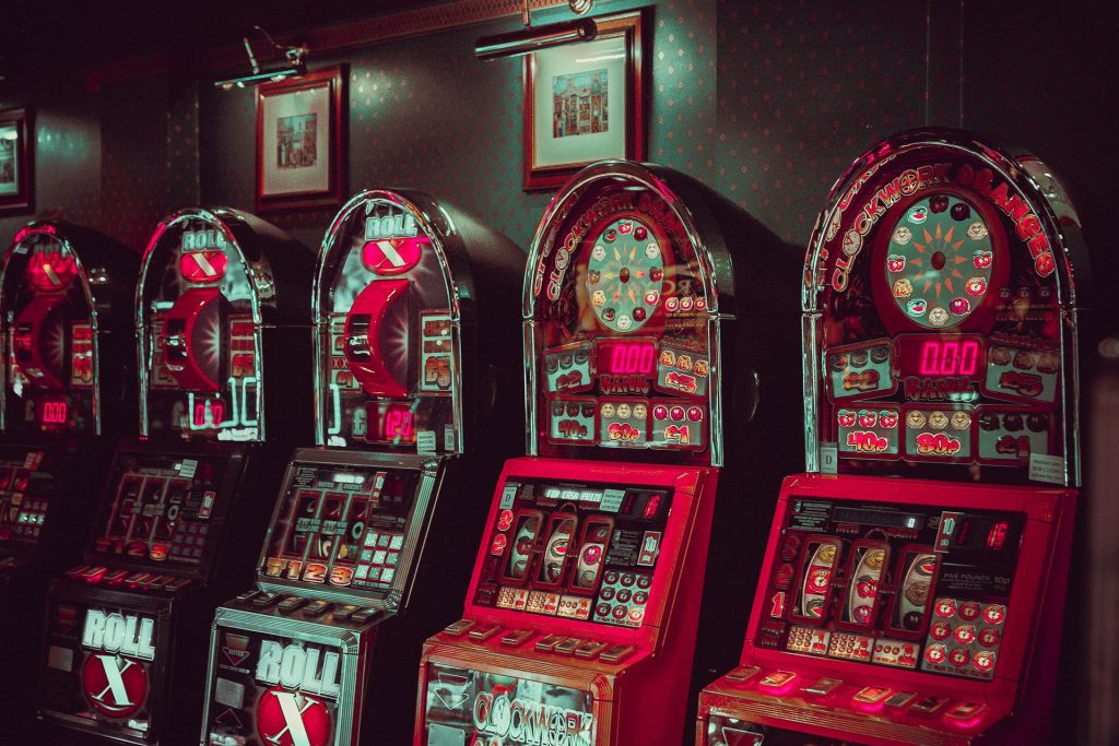 raznovrsnost mobilnih kazino igara: slotovi, stolne igre i opcije djelitelja uživo