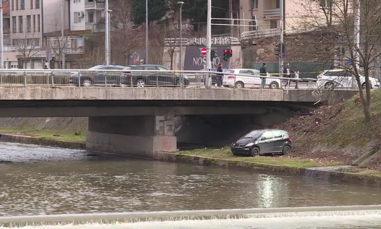 Automobil probio ogradu i sletio s Mosta Suade i Olge