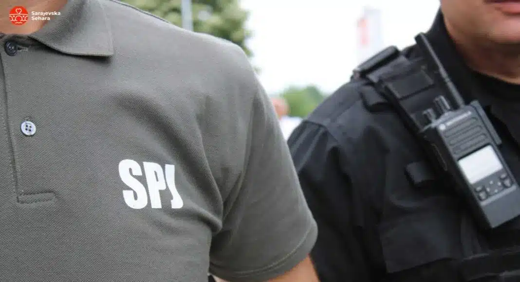 Dvije nepoznate osobe opljačkale usred dana prodavnicu odjeće u centru