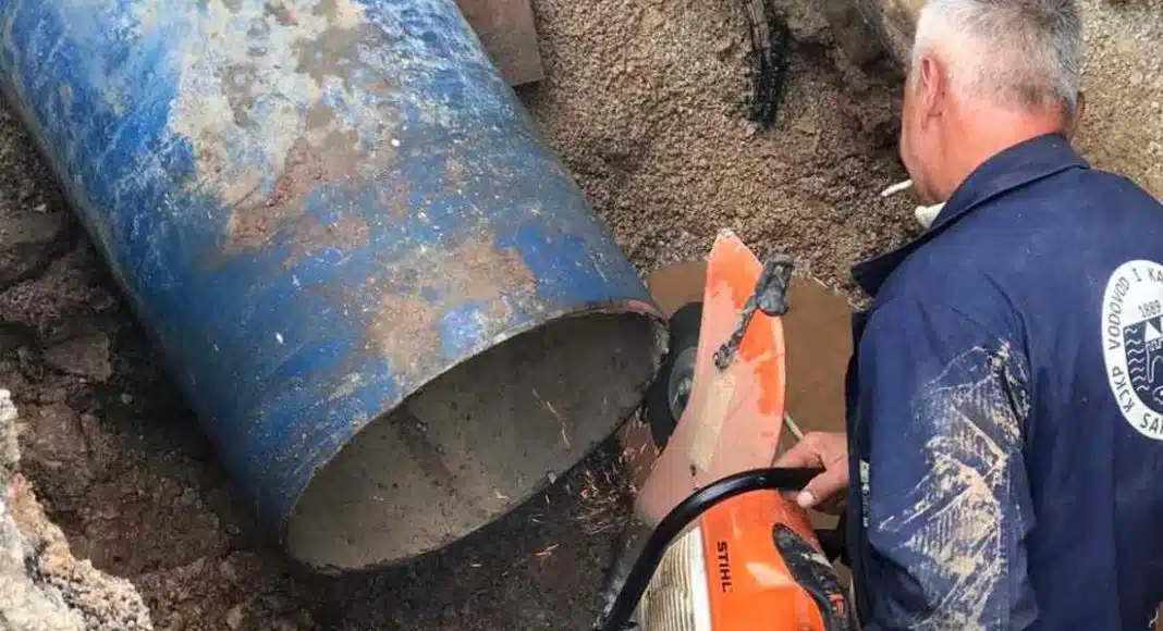 Na Čengić Vili pukao cjevovod, mještani nemaju vode