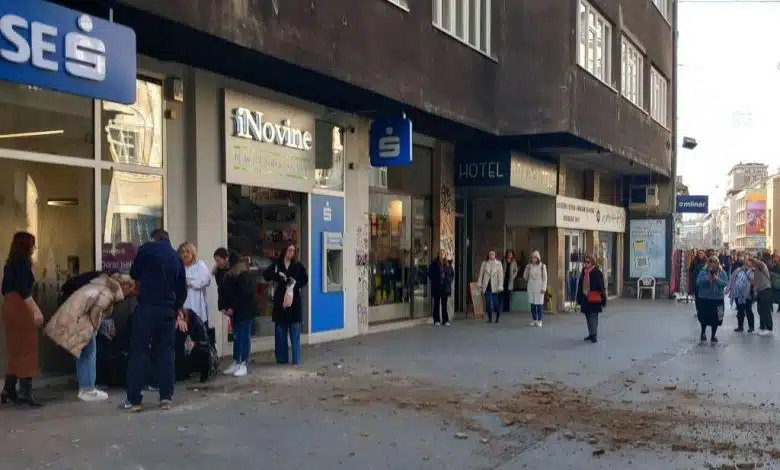 Obrušila se fasada sa zgrade u sarajevskoj ulici Ferhadija, povrijeđena