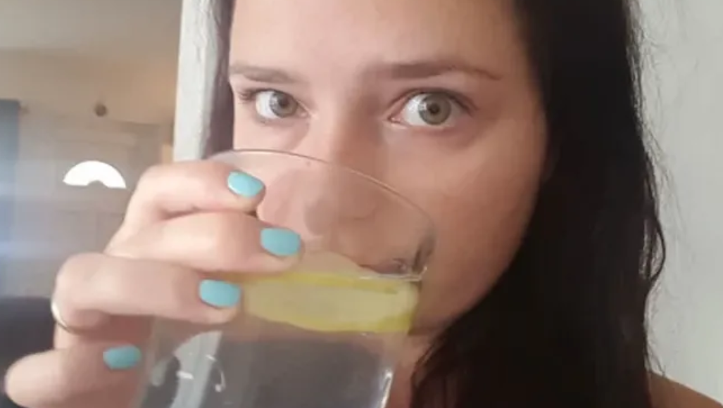 PILA SAM TOPLU VODU SA LIMUNOM SVAKO JUTRO SEDAM DANA