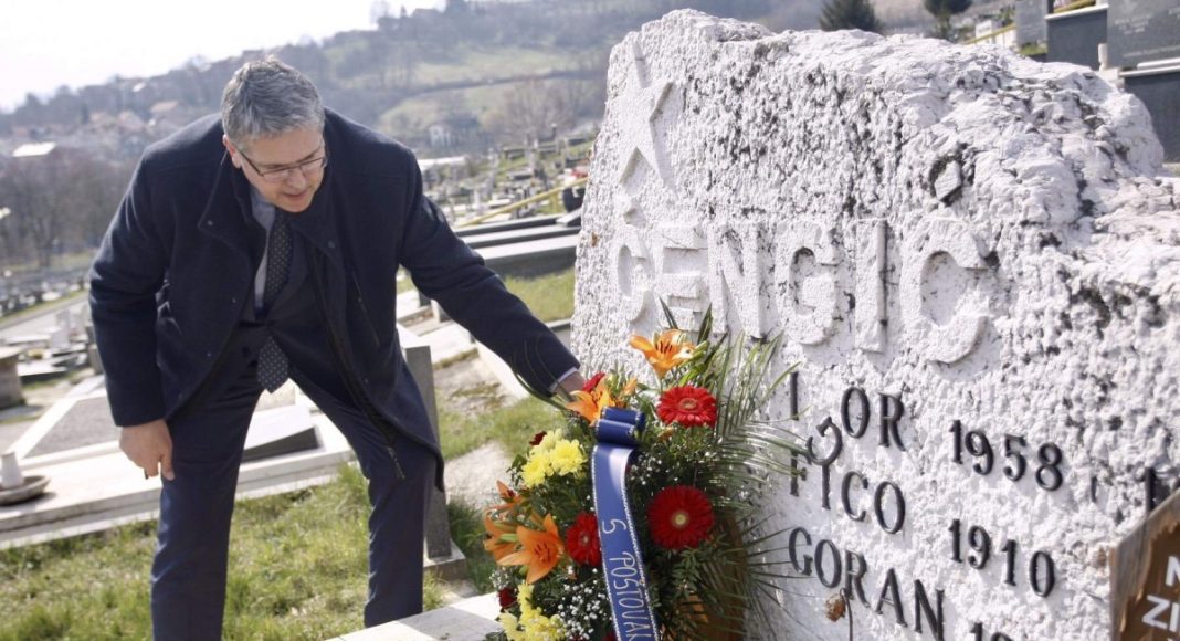 Foto/ Dogradonačelnik Samir Avdić odao počast Goranu Čengiću na Međunarodni