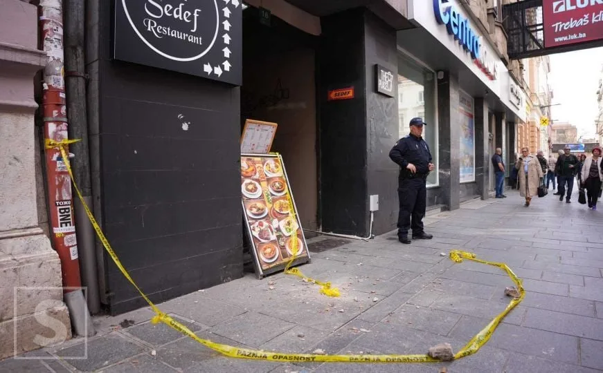 Izbjegnuta tragedija u Sarajevu: U Ferhadiji se ponovo obrušila fasada