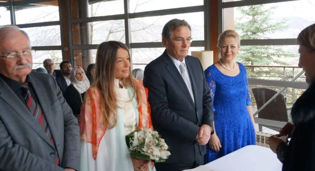 Mlada supruga Harisa Silajdžića sama u šetnji: Ovo je njihova