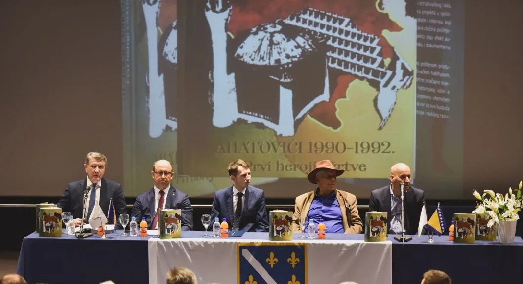 Promovisana-knjiga-„Ahatovici-1990-1992-Prvi-heroji-i-zrtve-autora.jpg