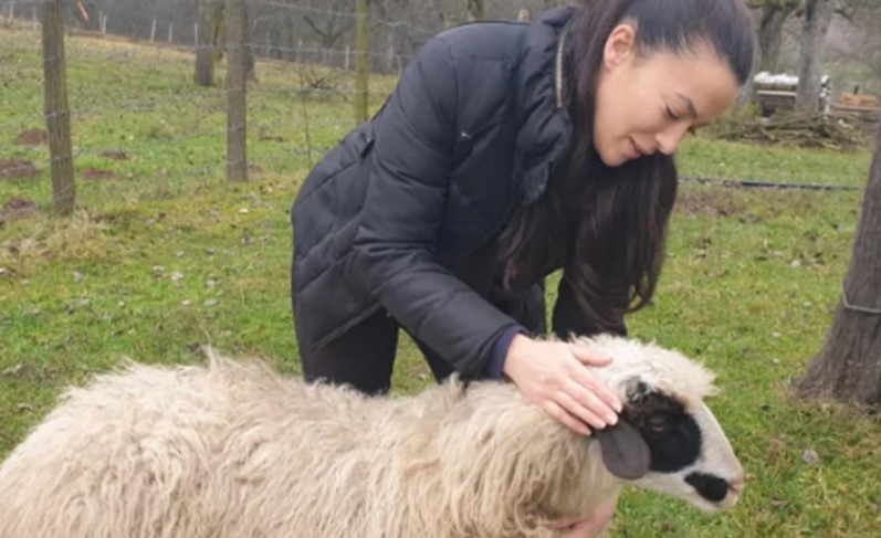 “STOKU TREBA NAPOJITI, NJIVE OPLIJEVITI, VOĆE OREZATI” Lijepa glumica napustila