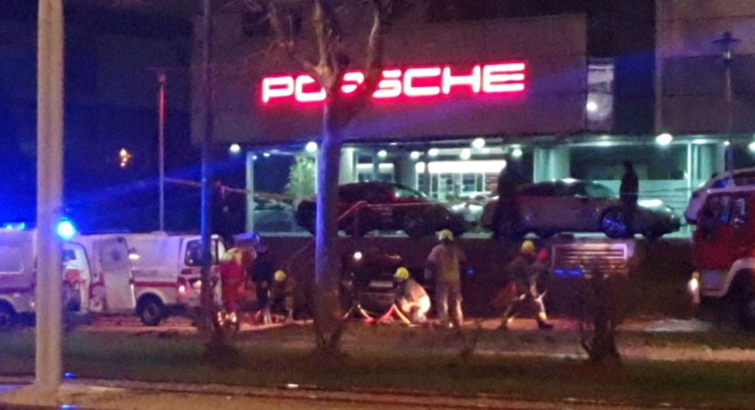Video / Teška nesreća u Sarajevu: Vatrogasci morali rezati vozilo,