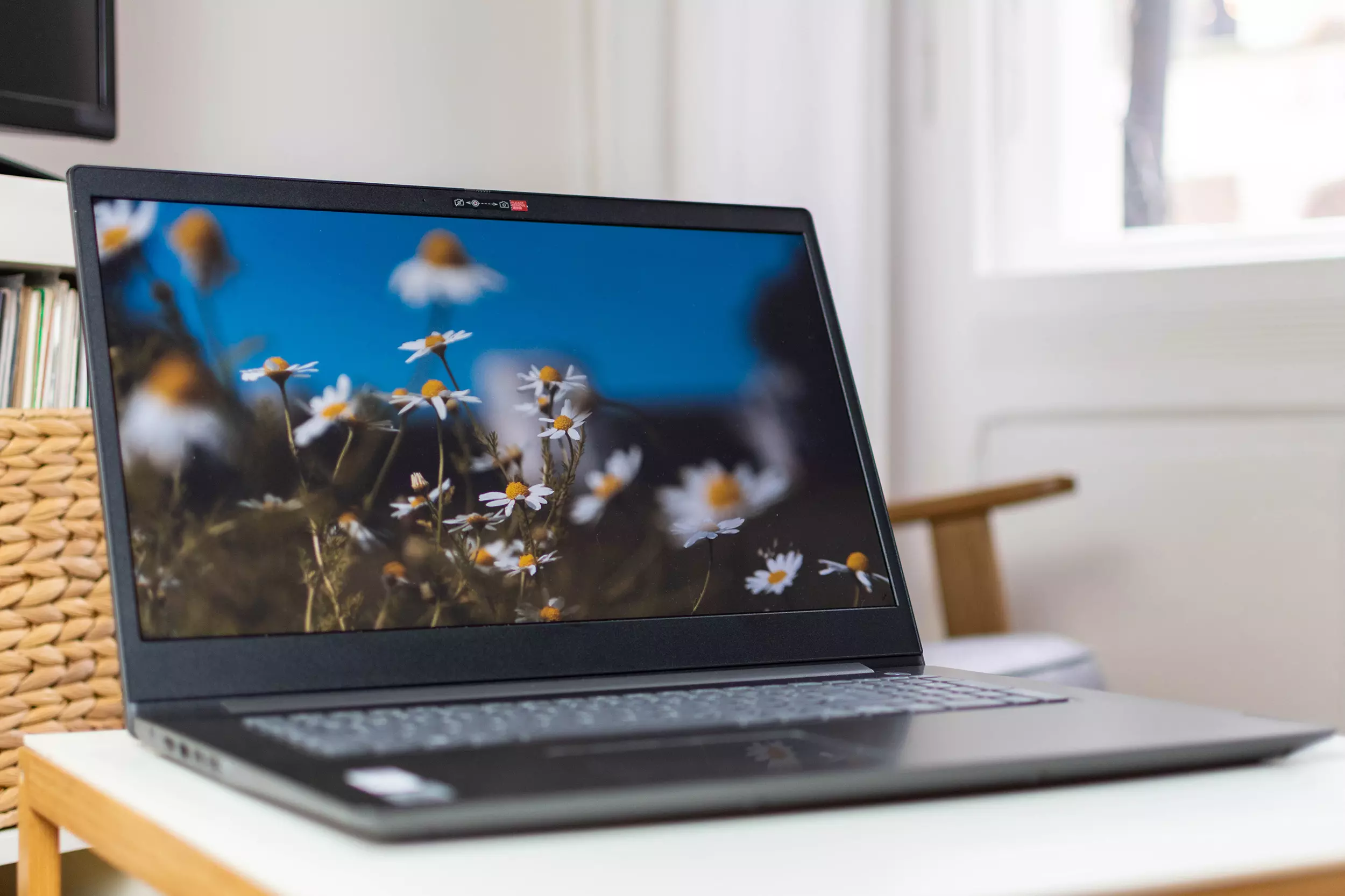 lenovo v17 g4 iru recenzija: sjajan kancelarijski laptop sa brzim ssd-om i veoma dobrim ekranom po povoljnoj ceni