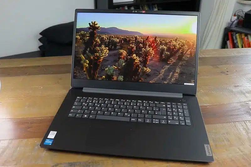 Sjajan kancelarijski laptop sa brzim SSD-om i veoma dobrim ekranom