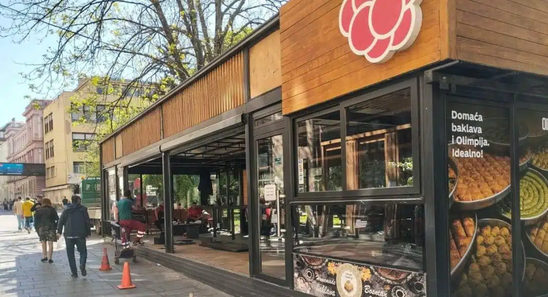 Foto/ Počelo uklanjanje bespravno postavljene bašte u ulici Ferhadija, u