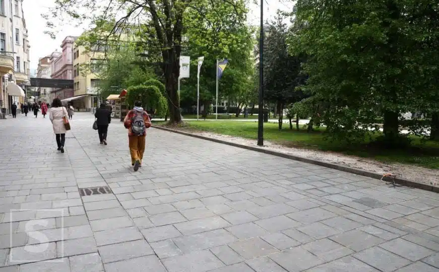 Uklonjena bespravno postavljena bašta poznatog kafića na Ferhadiji