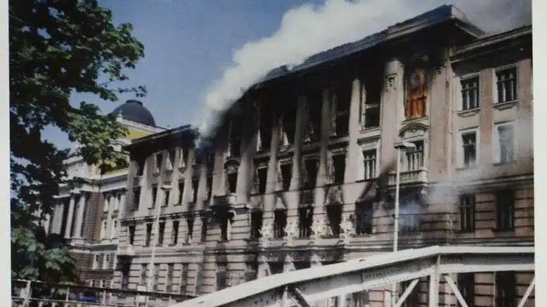 Zgrada glavne pošte u Sarajevu izgorjela je 2. maja, a