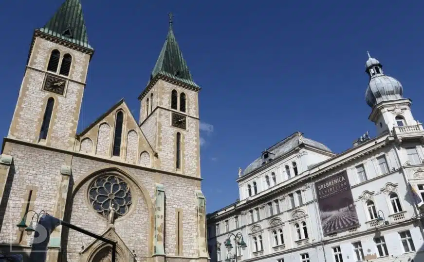 Neredi u sarajevskoj katedrali: Mladići prekidali nedjeljnu misu uzvikujući 'Bajrambarećula'