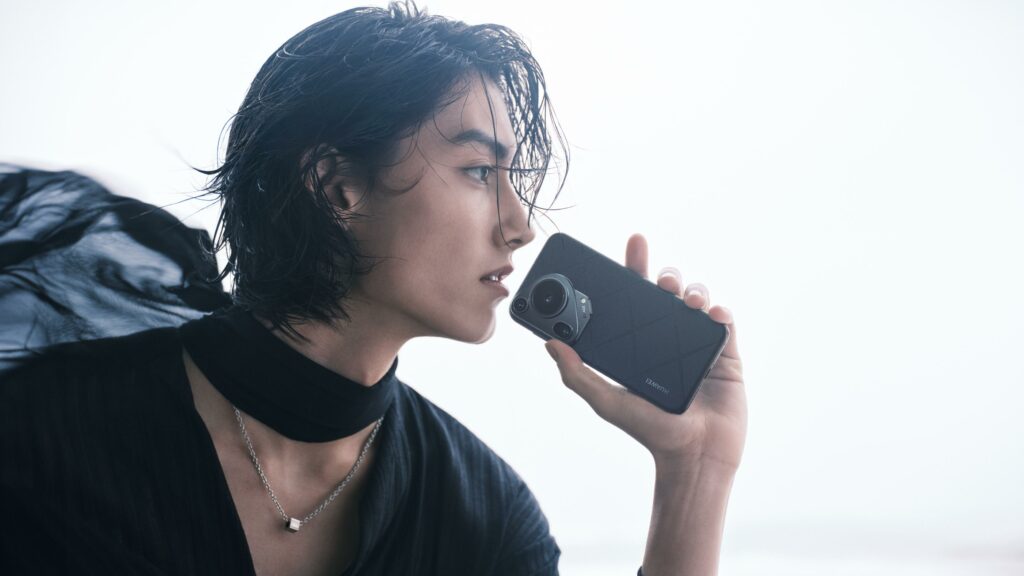 pura 70 ultra product creative lifestyle shot 2