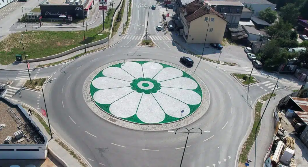 Postovanje-prema-zrtvama-Spomen-obiljezje-Srebrenice-postavljeno-u-ulici-Dzemala-Bijedica.jpg