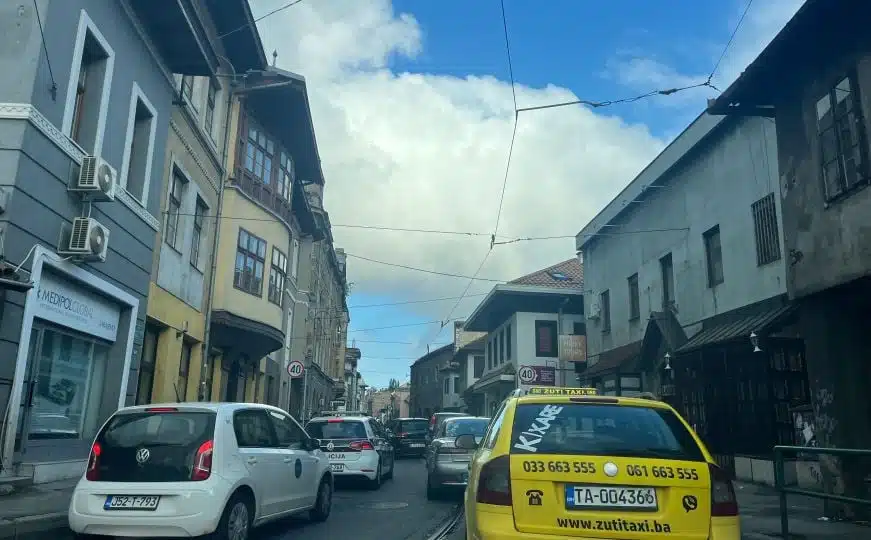 Problemi s novim tramvajem: Zastoj na Baščaršiji, jutarnje gužve porasle.