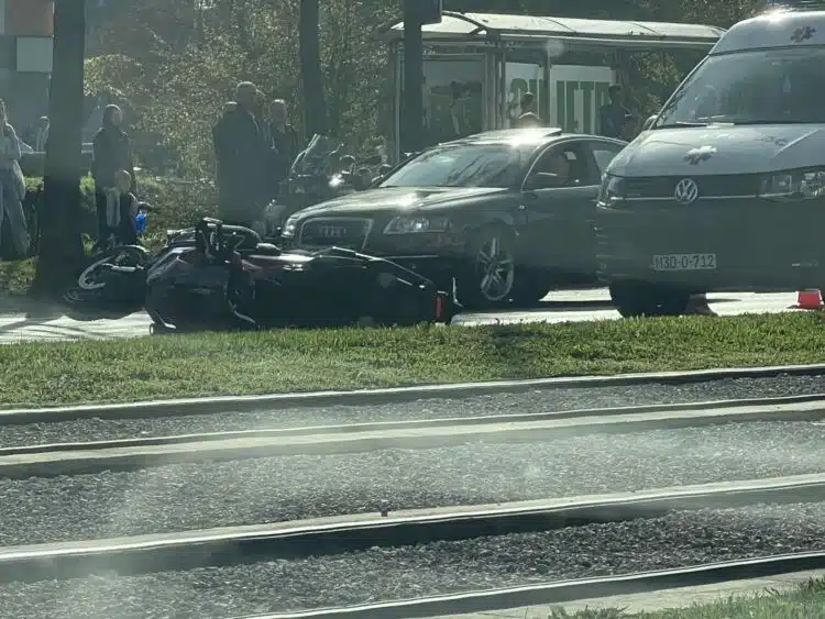 Saobraćajna nesreća u naselju Otoka u Sarajevu, hitna pomoć na
