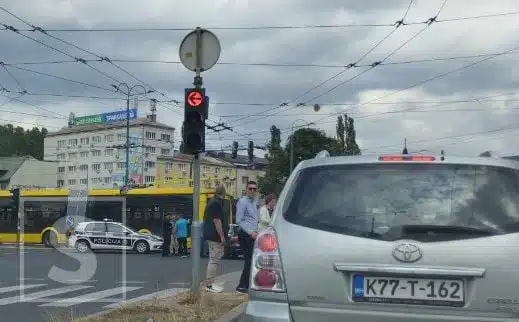 Na glavnoj raskrsnici u Sarajevu se pokvario trolejbus, stvorile se