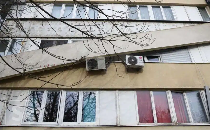 Sarajlije, oprez: Obrušila se fasada, samo klima uređaj drži stvari
