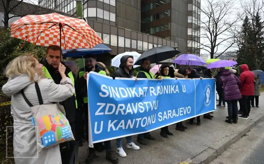 Šta se dešava ispred zgrade Vlade FBiH: Još jedan protest