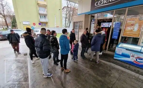 Trgovine ne rade, a ispred benzinskih pumpi u Sarajevu se