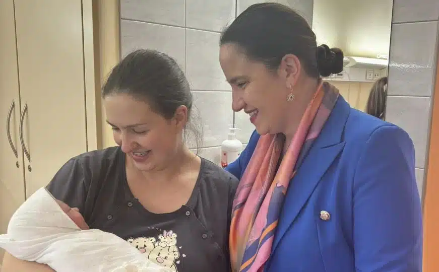 Benjamina Karić posjetila prvu bebu iz Novog Sarajeva rođenu u