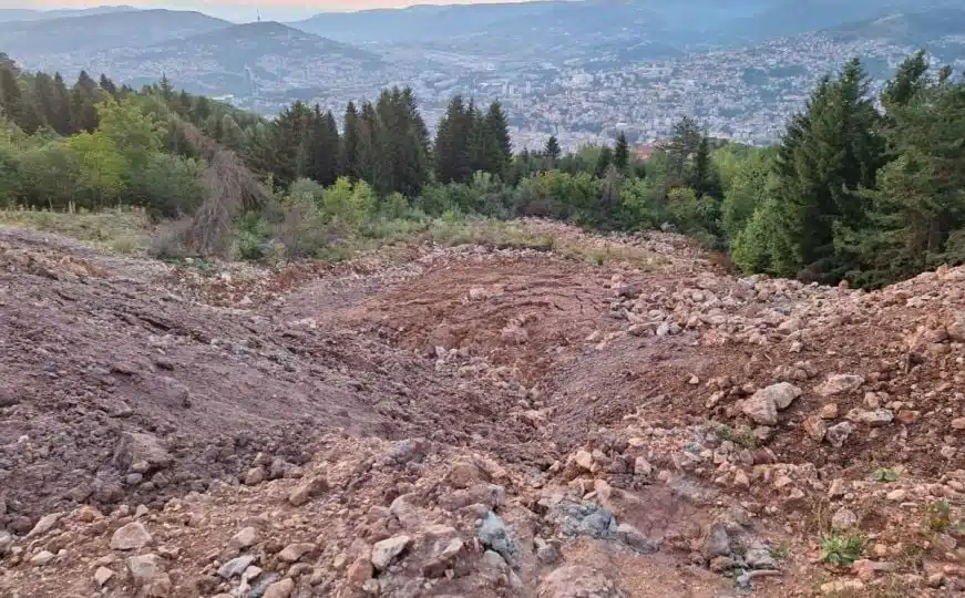 Sporno klizište u Sarajevu: Na Curinim njivama se proširile pukotine