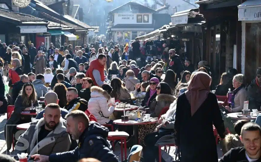 Sunce i čist zrak izmamili Sarajlije: Baščaršija vrvi od ljudi,