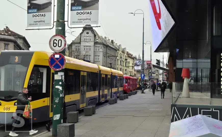 Bahatost na djelu u Sarajevu: Nepropisno parkirao vozilo i zaustavio