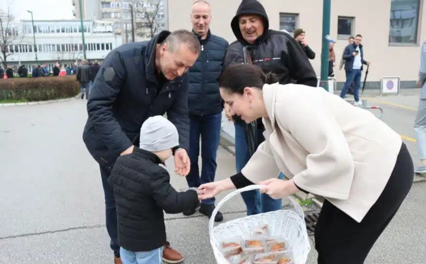 Benjamina Karić dijelila bajramske baklave: 'Otvorenih srca činimo i dijelimo