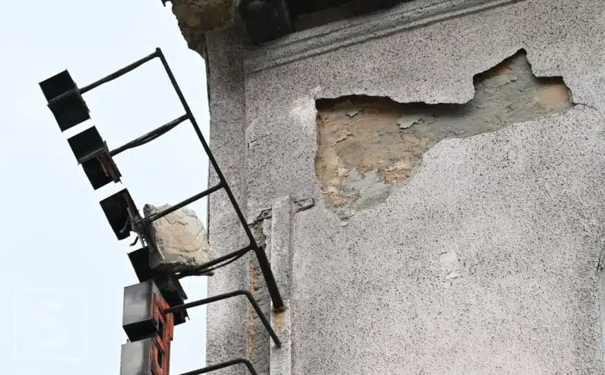 Opasnost u centru Sarajeva: Novi slučaj obrušanja fasade, građani u