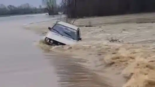 Video/ Teška situacija i u Brčkom: Automobil zaglavio u vodi,