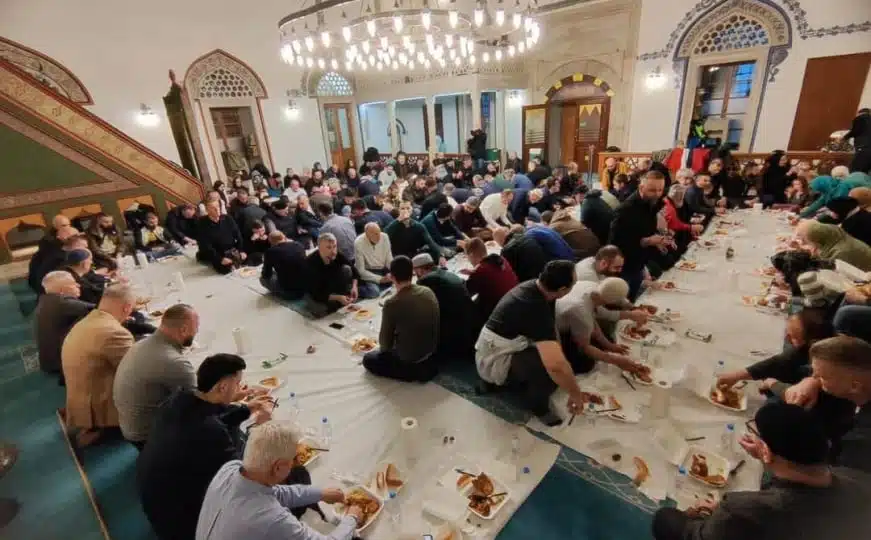 Više od 200 postača iftarilo u Carevoj džamiji u Sarajevu